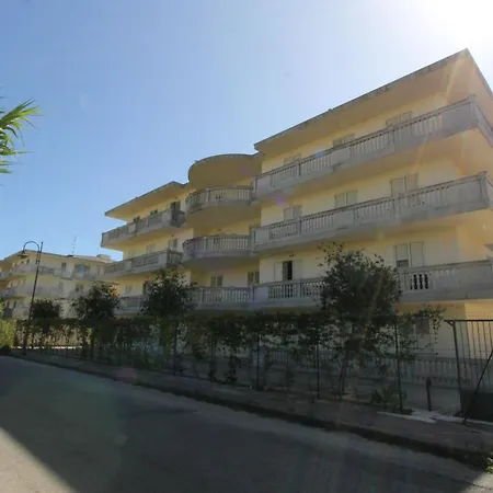 With One Bedroom In With Shared Pool Furnished Balcony And Wifi 100 M From The Beach Apartmán Caulonia Marina